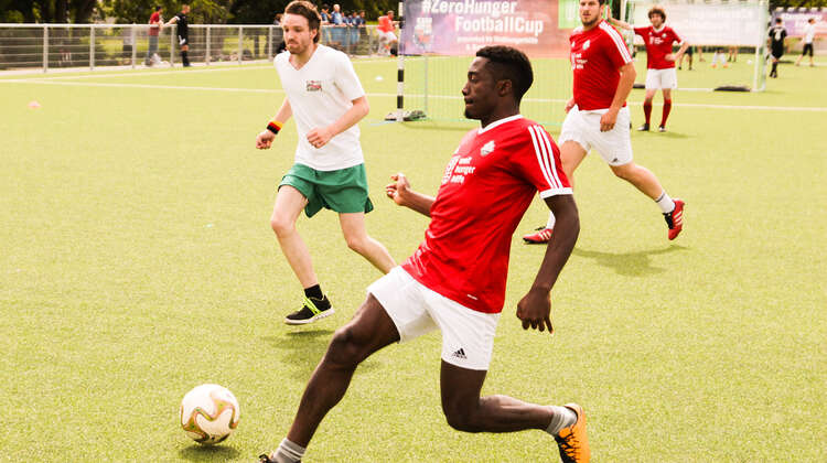 Auf dem Platz Alles geben: Engagierte Teilnehmer und Teilnehmerinnen beim #ZeroHunger-FootballCup der Welthungerhilfe.