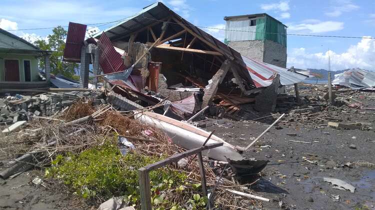 2018-indonesien-zerstoerung-tsunami-sulawesi-welthungerhilfe.jpg Ein zerstörtes Haus.