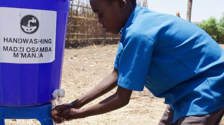 Kind wäscht Hände Ein Kind wäscht sich die Hände an einer malawischen Grundschule.