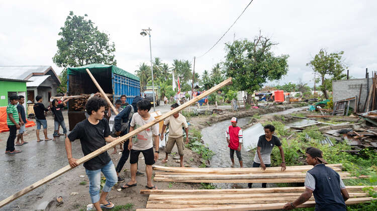 2019-nothilfe-tsunami-holzlieferung-unterkuenfte_C_indonesien.jpg Mehrere Männer laden Holzlatten von einem Lastwagen.