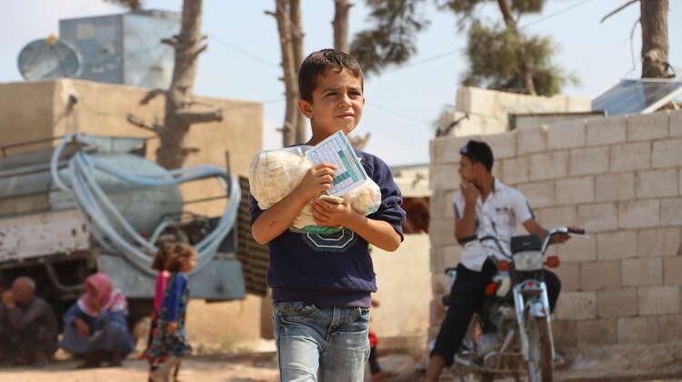 2019-brotverteilung-junge-syrien-hihfad-welthungerhilfe.jpg Ein Junge trägt Brot, Syrien 2019.