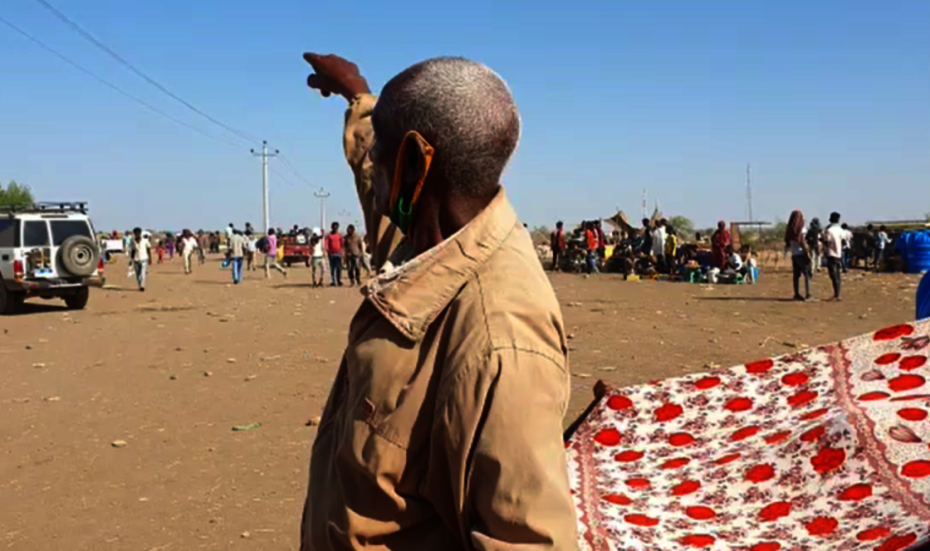 Ein Mann zeigt in die Ferne, Äthiopien 2020. 