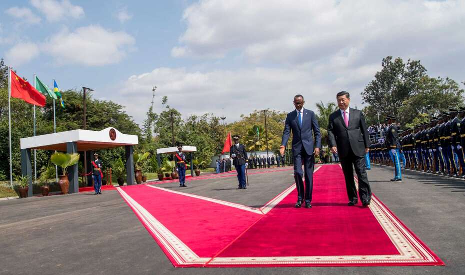 China_Xi_Ruanda_Kagame_2018.jpg Chinas Präsident Xi und Ruandas Präsident Paul Kagame auf rotem Teppich.