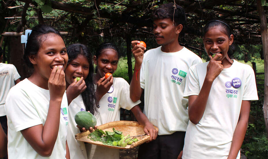 Jugendgruppe im Dorf Burudih in Jharkhand, Indien.
