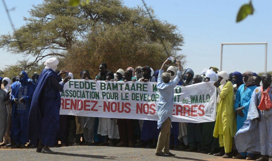 Undrop_Proteste_Senegal.jpg Mehrere Menschen stehen auf der Straße und halten ein großes Plakat.