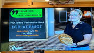 Foto von einer Bäckerei-Werbung auf einem Bildschirm, die das Charity-Solibrot bewirbt