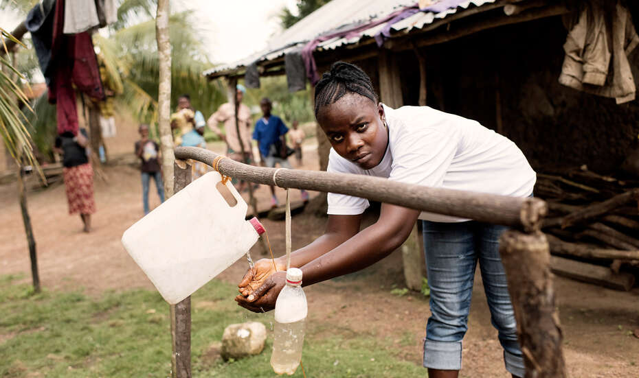Eine Frau wäscht ihre Hände.