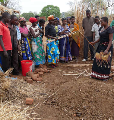Frauen in Malawi lernen Permakultur und wie man einen nachhaltigen Garten anlegt, 2018.