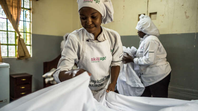 Mitarbeiterin in der Hauswirtschaft in Kenia.
