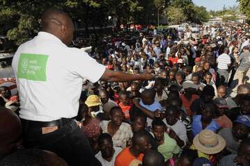 Lebensmittelverteilung nach dem Erdbeben in Haiti 2010 Welthungerhilfemitarbeiter organisiert die Lebensmittelvergabe