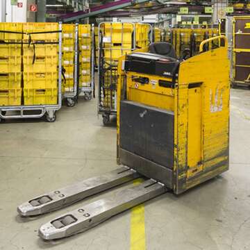 Ein Gelbergabelstapler in einer Lagerhalle