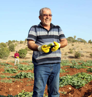 Faruk Youssef auf dem Feld. In einem Welthungerhilfe-Projekt in der Türkei baut er Gurken an.