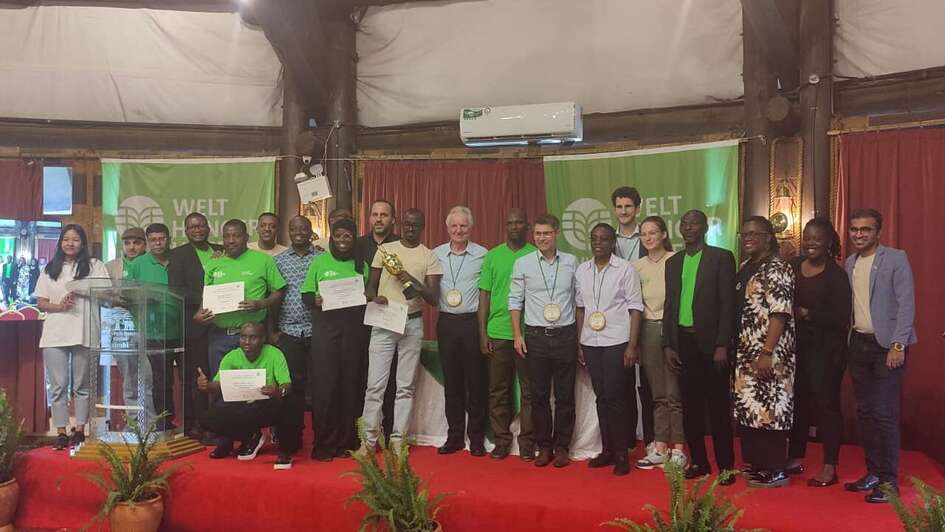 Menschen stehen auf einer Bühne, Gruppenfoto aller Teilnehmer*innen am Innolab2024 in Nairobi