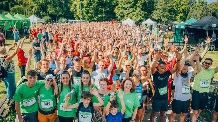 Teilnehmende des Zero Hunger Run 2024 posieren für ein Gruppenfoto.