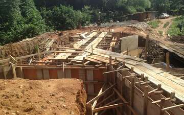 Luftaufnahme einer großen Brückenbaustelle in Liberia