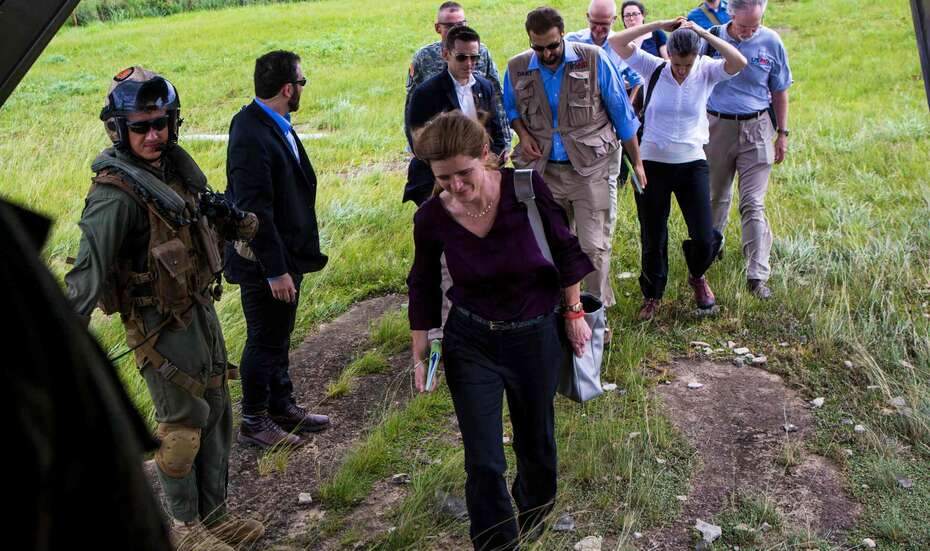 Mehrere Menschen stehen auf einer Wiese.