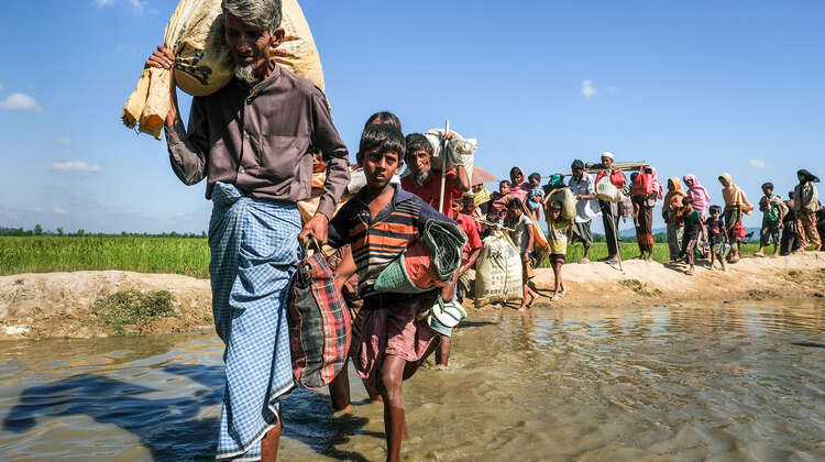 2017-rohingya-krise-fluechtlinge-grenzueberquerung-myanmar-bangladesch-daniel-pilar.jpg Flüchtlinge der Rohingya aus Myanmar überqueren die Grenze nach Bangladesch