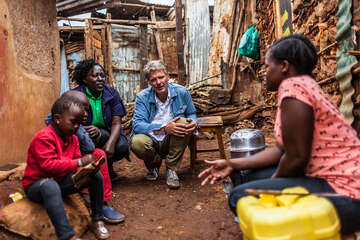 Zyprose lebt mit ihrer achtköpfigen Familie auf knapp 30 m². Ihre einzige Chance auf ein besseres Leben ist die Bildung. 