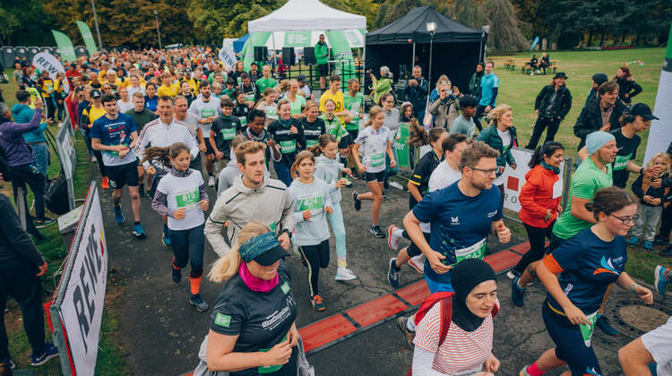 Eine große Gruppe Läufer*innen beim ZeroHungerRun