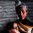 Eine Frau hält zwei Kinder in ihrem Arm