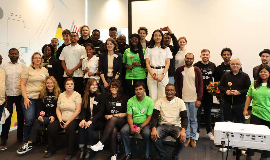 Gruppenfoto vom Innolab2023 Final Shark Tank Event in Bonn