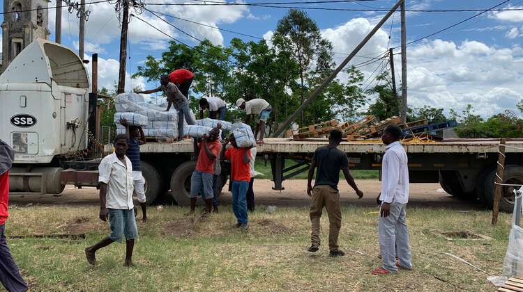 Männer entladen einen Lastwagen