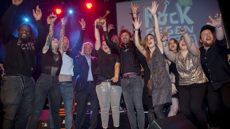 Jubelnde Menschen stehen nebeneinander.