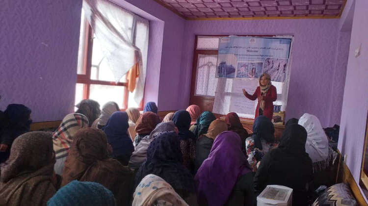 2021-afghanistan-safran-training-schule-frauen.jpg Viele Frauen sitzen in einem Raum, vorne steht eine Person und unterrichtet.