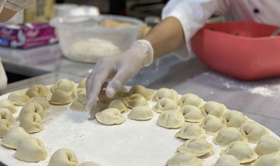 Auf einem Tablett liegen gefüllte Teigtaschen, Türkei 2021.