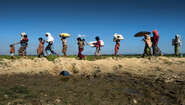 2017-rohingya-auf-der-flucht-fussmarsch-bangladesch_C_Daniel-Pilar-hires.jpg Frauen und Kinder tragen ihr Hab und Gut über einen schlammigen Weg