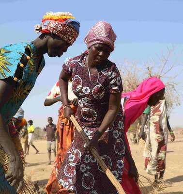 Wasser ist ein Menschenrecht - Frauen und Familien arbeiten, um Wasser und Nahrung zu erhalten.