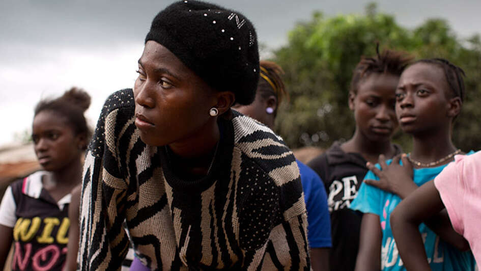 Frauen und Männer warten auf Essen.