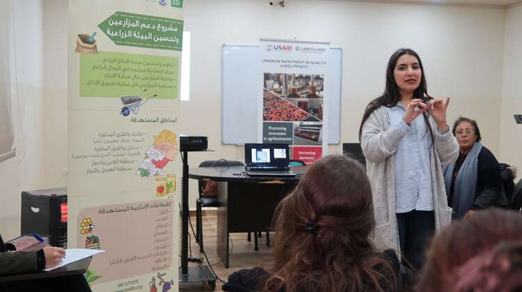 Eine Frau unterrichtet mehrere Frauen und Männer