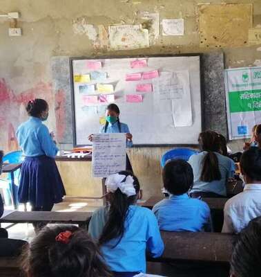 Schülerinnen lernen in der Schule über Menstruationshygiene, Nepal 2021.