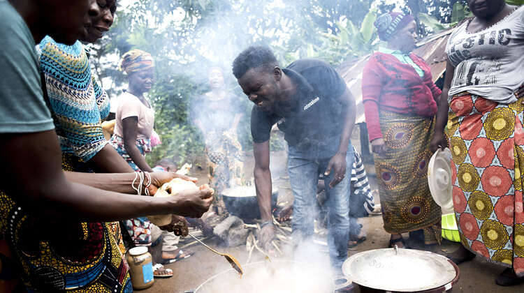 2019-lann-projekt-sierra-leone-kochen_C_Kai-Loeffelbein-16-9.jpg Männer und Frauen um dampfende Kochtöpfe