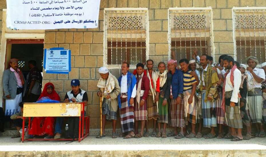 Jemen: Menschen stehen bei einer Bargeldverteilung Schlange.