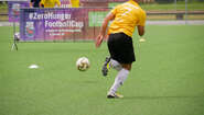 Ein Fußballspieler dribbelt den Ball beim #ZeroHunger-FootballCup 2018 in Bonn.