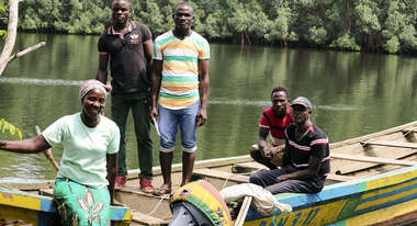Familie Gbawleh mit ihrem neuen Boot