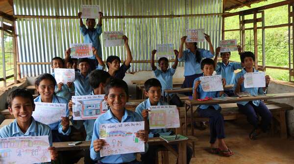 Kinder mit selbstgemalten Bildern
