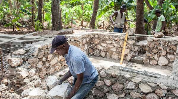 Eine Baustelle, mehrere Männer arbeiten.