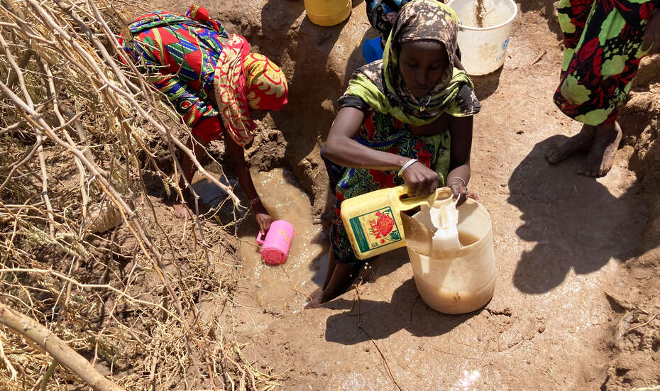 Schmutziges Wasser zum Kochen. Wasser ist ein Menschenrecht. Setzen Sie sich mit Ihren Spenden dafür ein.