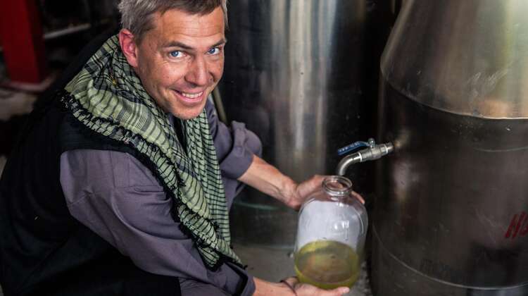 Till Wahnbaeck zu Besuch im Rosenprojekt, Afghanistan