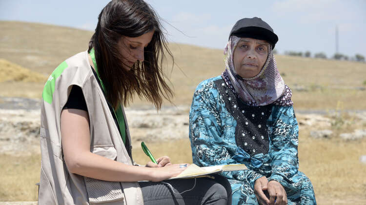 2019-Jessica-Kuehnle-Tuerkei-Mardin_C_Welthungerhilfe.jpg Zwie Frauen sitzen nebeneinander, eine Frau schreibt etwas auf.