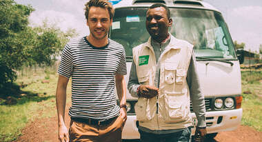 Ankunft in Sodo: Clueso und Teshome stehen vor dem Bus