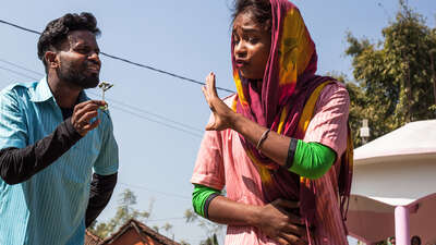 Eine Frau und ein Man spielen in einem Theaterstück.