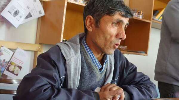 Ein Imker, der Honig produziert in Tadschikistan.