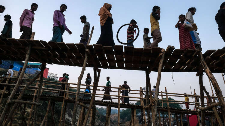 2017-rohingya-krise-fluecthlingscamp-bruecke-bangladesch-daniel-pilar.jpg Zwei Bambusbrücken über einen Fluss im Camp Kutupalong, Bangladesch
