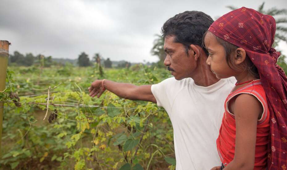 Indien_Bauer_Sohn_Jharkand.jpg Ein Bauer mit seinem Sohn in Jharkand, Indien.