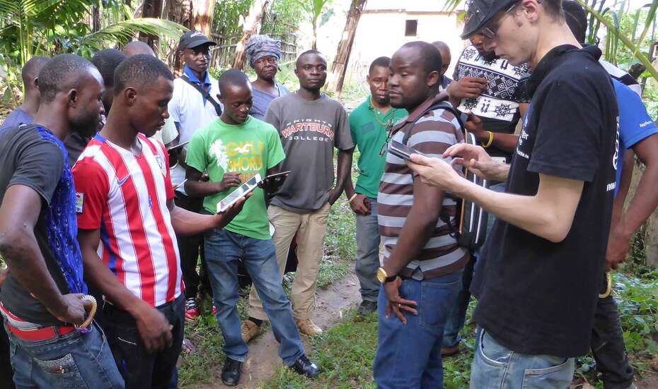 2015-tms-schulung-workshop-sierra-leone-richard-fritz-P1010089.jpg Eine Gruppe von Menschen steht zusammen und lernt die Anwendung der TMS Software.