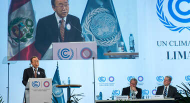 Secretary-General Ban Ki-moon auf dem Podium bei der Eröffnung des Climate Action High-level Dialogue in Lima, am 11. Dezember. © UN Photo/Mark Garten